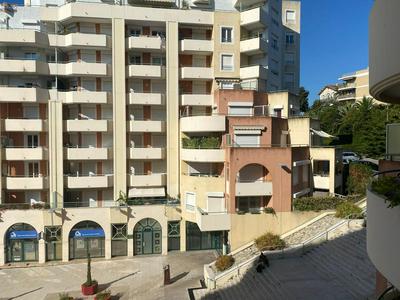 Palais des Arts, Proche Tram et Promenade