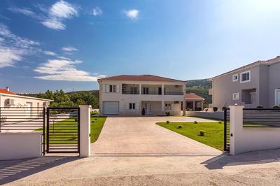 VILLA ALMIC with heated pool, 5 bedrooms, Gaming room, a multi-use playground court
