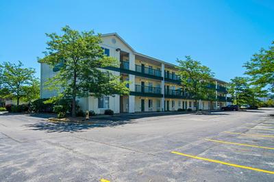 HomeTowne Studios by Red Roof Chicago - Waukegan, Photo 2