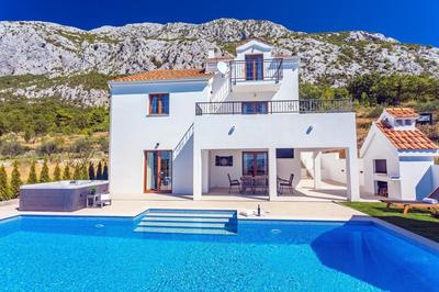 Villa Flora with a 53 sqm private pool with Cinema room with projector and 4 en-suite bedrooms
