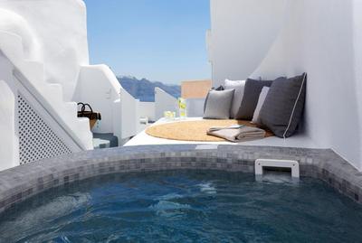 w Honeymoon Cave Villa Outdoor Hot Tub Santorini