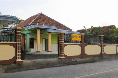 OYO 2371 Islami Family Residence