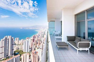 Luxury apartment on the 41st floor with stunning sea views