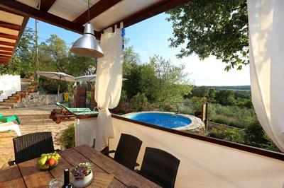 Charming villa with private pool near the sea and garden