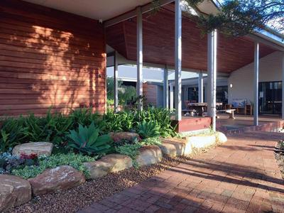 Grape Juice Retreat Rustic romantic gateway 5mins to beaches & town