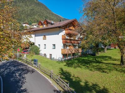 Apartments Hubertus - central St Leonhard - free parking - Netflix - PasseiertalCard included - hiking and biking from doorstep