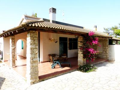 Casa Vacanza Ondablu CaseSicule, on the Beach with big Veranda and Wifi