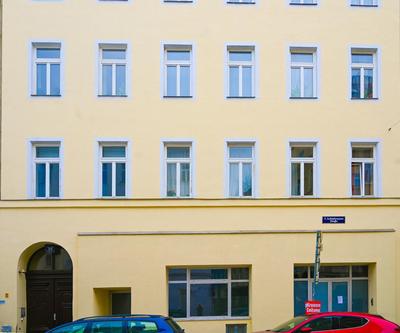 Balcony Apartment for 4 near Naschmarkt & U4 Metro