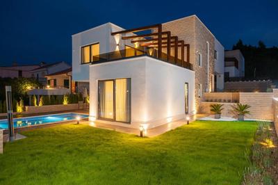 Luxury Beachfront Villa Trogir 1 with private pool, jacuzzi and gym at the beach on Ciovo - Okrug Gornji