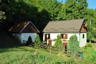 Cosy Chalet in Gospić with Jacuzzi and Mountain View