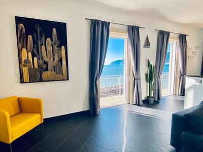Sea View Apartment 5 mt from the beach