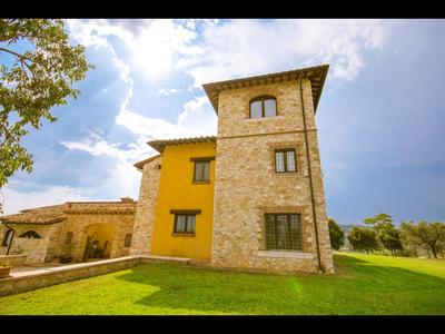 Spacious villa with pool in Montecampano 250 m²