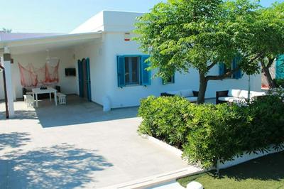 Charming house with garden in Monopoli with direct access to the beach