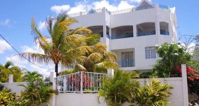 Modern Apartment in Grand Baie with Shared Pool