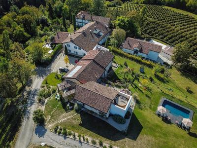 ROSTAGNI 1834 apt with pool in the Barolo region