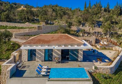Nikolakos Villa