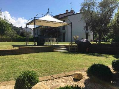 Villa con ampio giardino esterno e piscina condominiale