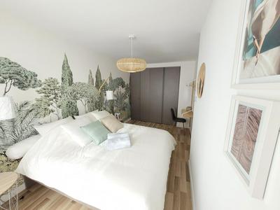 Sunny and calm 2 bed apartment place du Pin