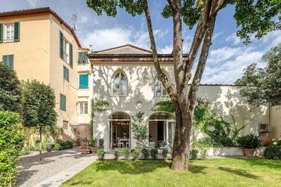LA CASINA Luxury Apartment inside the Walls of Lucca with Garden, airconditioning, Wifi