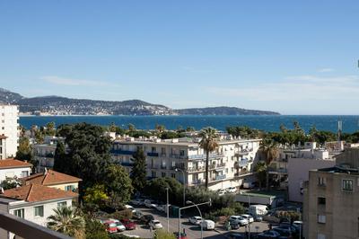 Studio with terrace and sea view, 10 min to the beach
