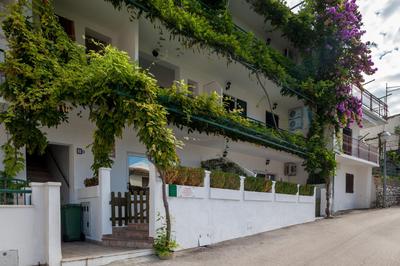 Apartments Leut 80m from the Sea