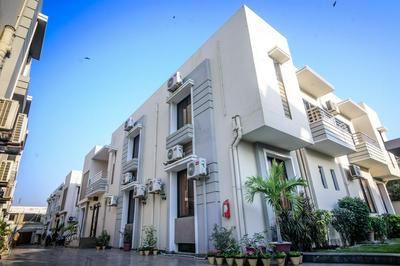 LOKAL Rooms x Shahrah-e-Faisal (PECHS)