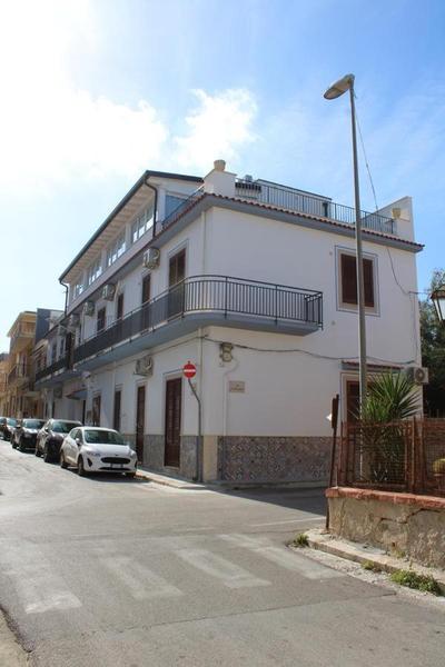 La stanza vicino al mare , una camera da letto e bagno con balcone vista mare
