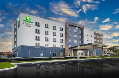 Holiday Inn Express & Suites - Fort Myers Airport by IHG