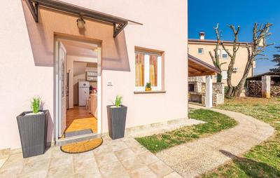 Apartment Cerin with Pool
