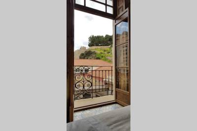 Piso modernista en casco histórico con garaje