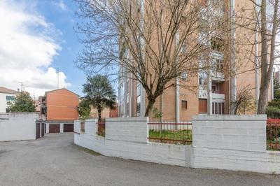 GuestHost - Luminoso Appartamento con Terrazzo Vicino all'Universita'