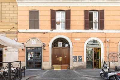 iFlat Navona White and Stylish Apartment