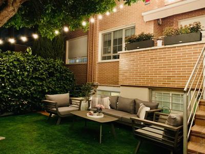 Loft de estilo industrial con jardín y garaje privados