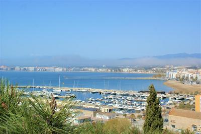 Apartamento con vistas al mar y al puerto de Roses AV-07