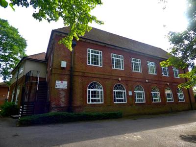 4 Single beds or 2 Doubles - FREE PARKING SPACES - SMART TV's - City Centre Spacious flat
