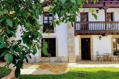 Casa Darío - Jardín cerrado y chimenea en Llanes