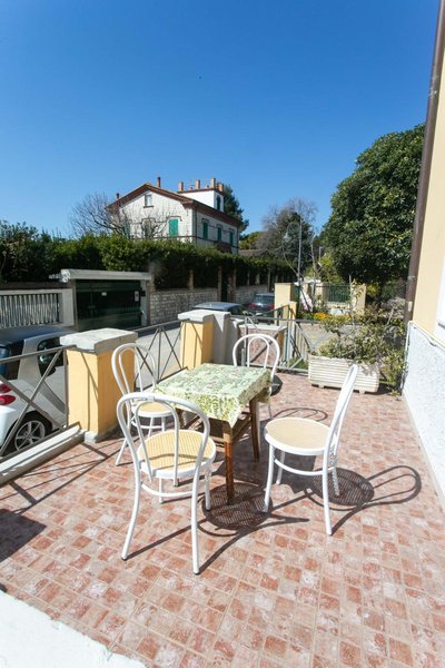 N050 - Numana, trilocale in centro con portico e posto auto