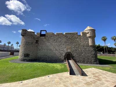 Castle view with wifi by CanariasGetaway