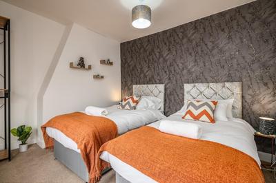 LARGE Town Centre Townhouse for Work and Leisure inc Private Parking