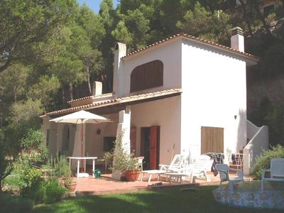 Beautiful detached air-conditioned villa close to sandy beach, shops and restaurants