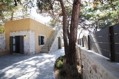 Villa Pefka, By Hellocrete