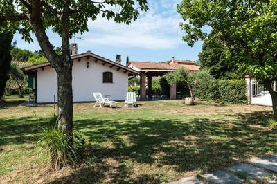 Charming Villa in Pisa with terrace and shared pool.