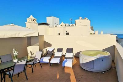 LUXURY PENTHOUSE WITH OCEAN VIEWS &PRIVATE JACUZZI