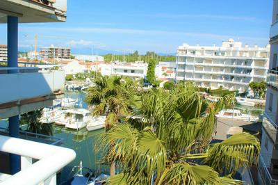 Apartamento con vistas al canal en residencia con piscina AV-20