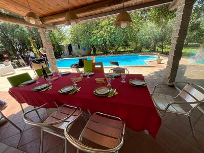 Loft mansardato con giardino e piscina in villa privata Loft with garden and swimming pool in a private villa