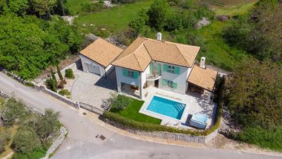 Villa Luca with pool and jacuzzi