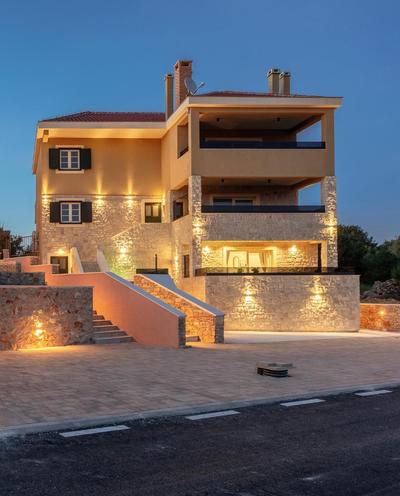 TEONA Luxury Studio Apartment with jacuzzi and garden view