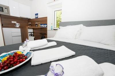 APARTMENT LORY- BRAND NEW ,ON SEA PROMENADE,BEACHFRONT,GARAGE,WiFi,TERRACE OVERLOOKING SEA
