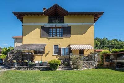 Tinas yellow home