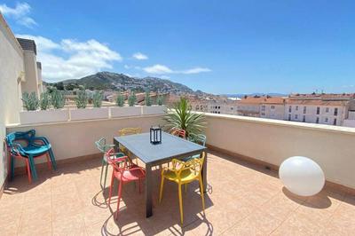 Atico-duplex moderno en en el centro de Roses